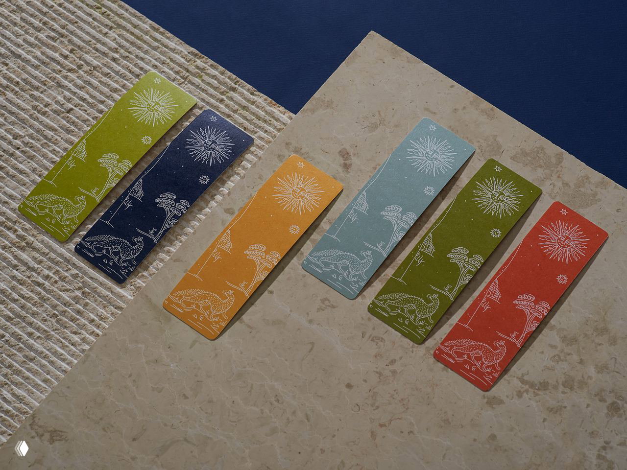 Набор цветных прямоугольных бирок с детализированными линейными рисунками животных и солнца — мелкие элементы айдентики и сувенирной части бренда.