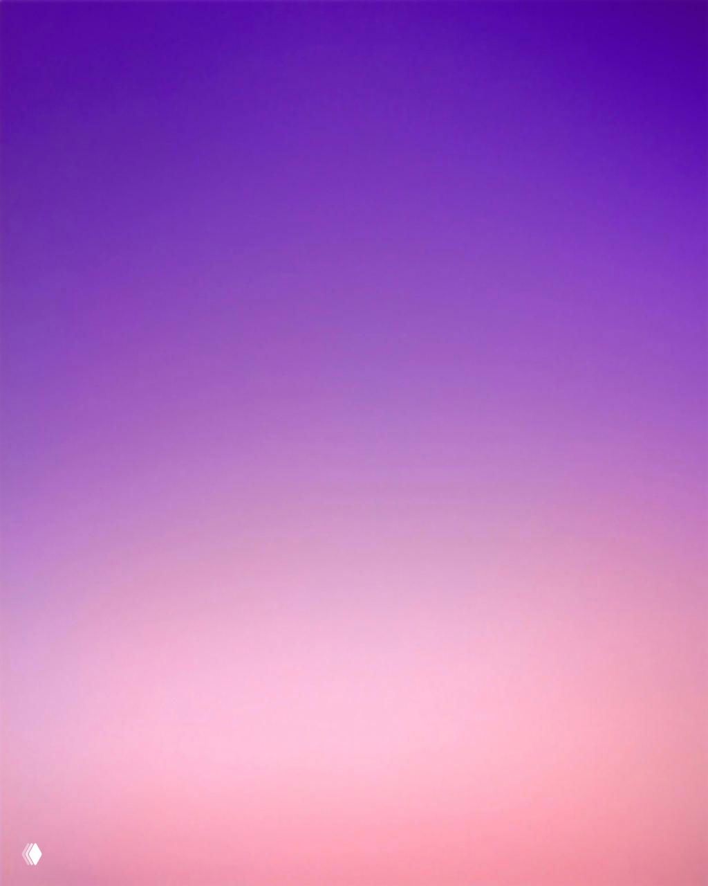 Мягкий вертикальный градиент от насыщенного пурпурного к бледно‑розовому внизу; спокойная текстура неба на снимке Эрика Кахана.