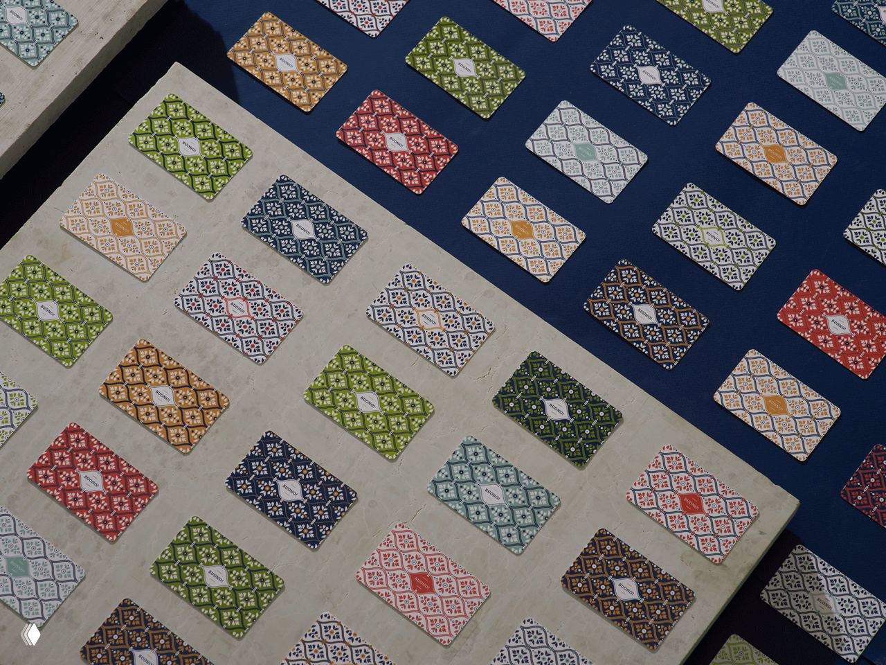 Разложенные карточки с повторяющимися этническими узорами и различной палитрой цветов — варианты паттернов и образцов печати для проекта Buono.