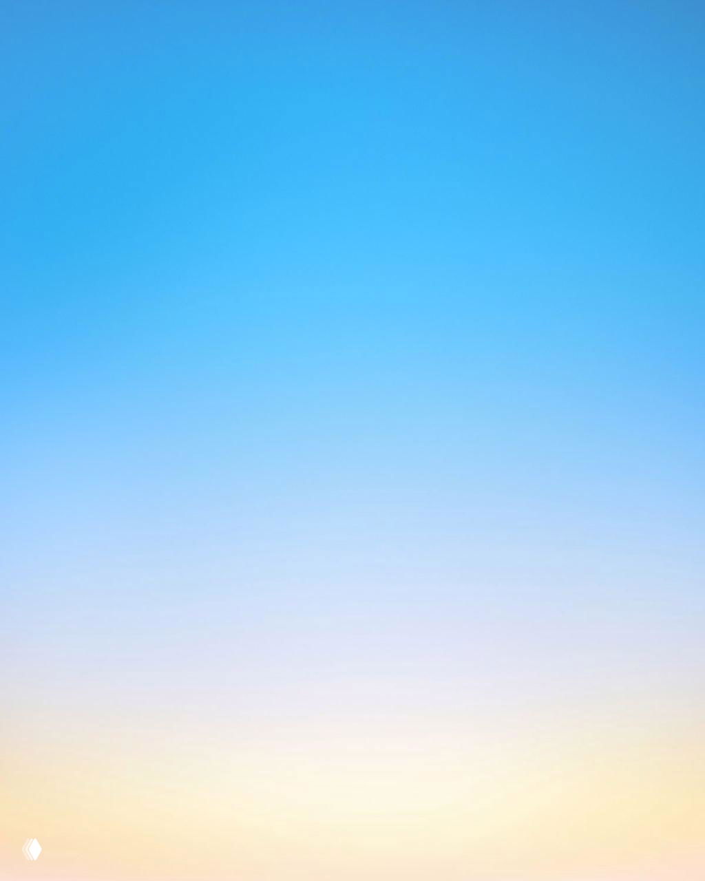 Градиентный закат: тёплые оранжево‑песочные тона у горизонта переходят в глубокий синий сверху; фотография неба от Эрика Кахана.