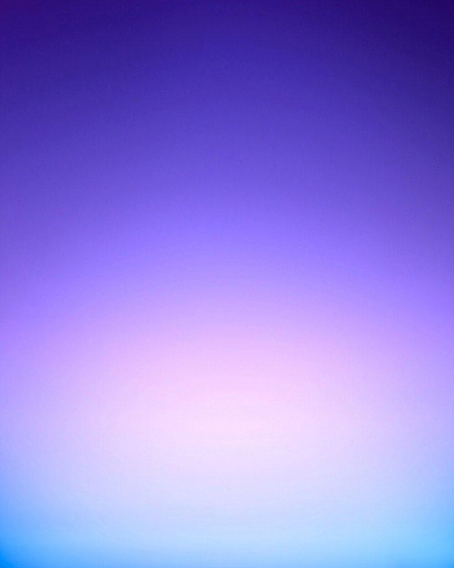 Чистый дневной градиент: лазурный голубой плавно светлеет к нижней части кадра; лаконичная фотография неба в стиле Эрика Кахана.