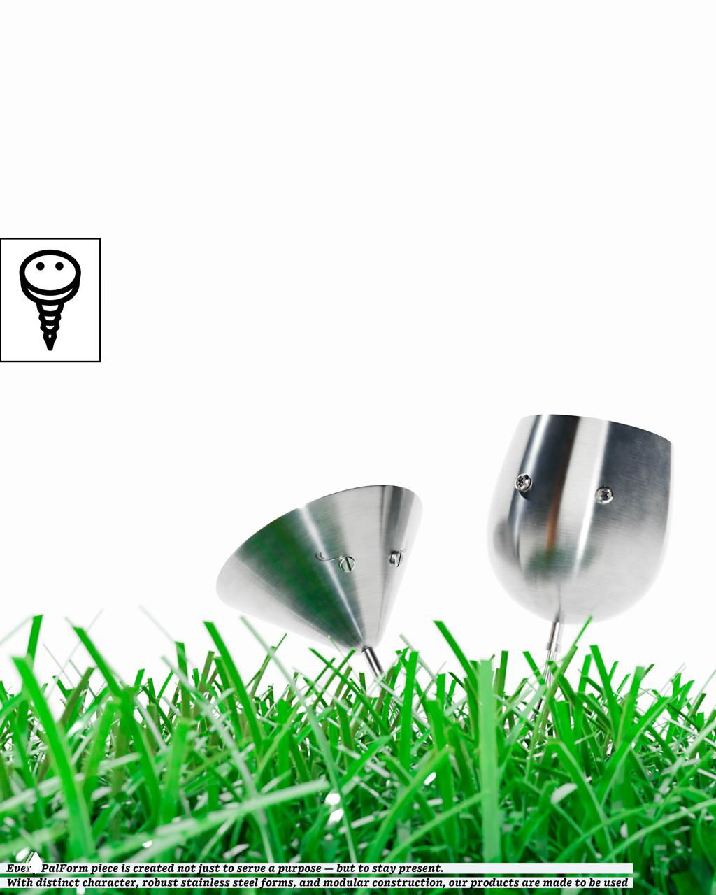 Антропоморфные изделия Palform — металлические бокалы и чаши с «глазами» из болтов, стоящие в зелёной траве на белом фоне.