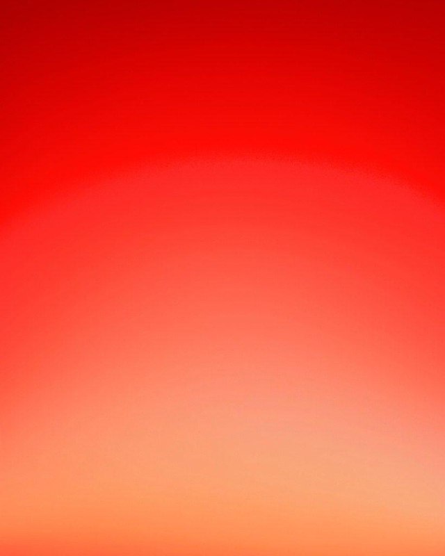 Пастельно‑фиолетовый градиент с едва заметным светлым центром; мягкая текстура неба и плавный тональный переход у Эрика Кахана.