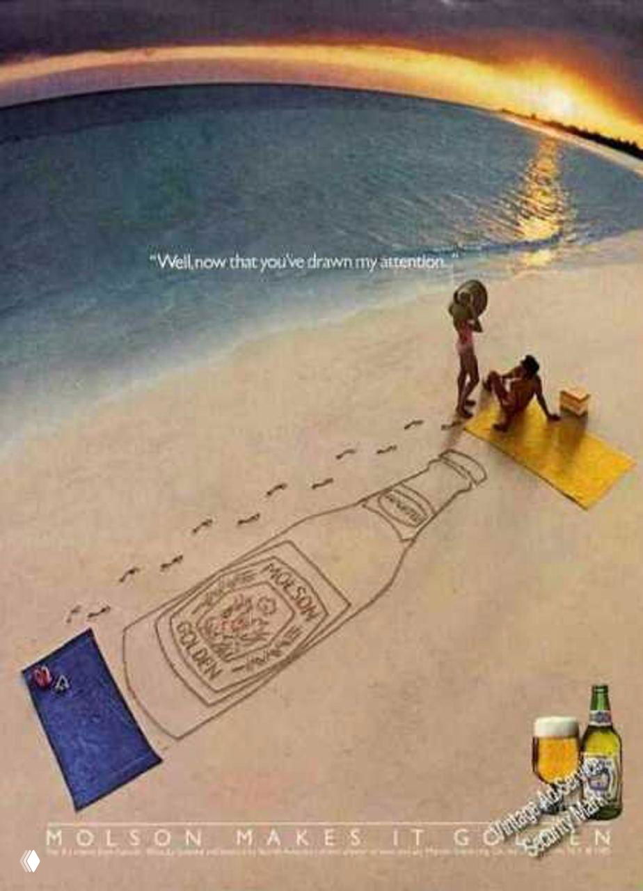 Пляжная реклама Molson: пара отдыхающих, следы в песке и контур большой бутылки — художественный приём и летняя эстетика 1980‑х.