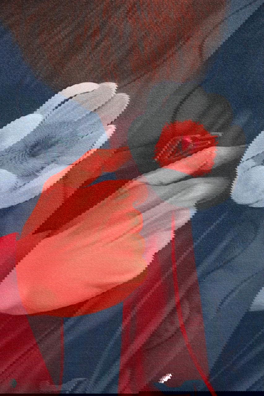 Фрагмент нижней части панно: грузовой автомобиль на фоне поля с мелкими оранжевыми цветами и клубком нитей, создающим зрительный ритм.