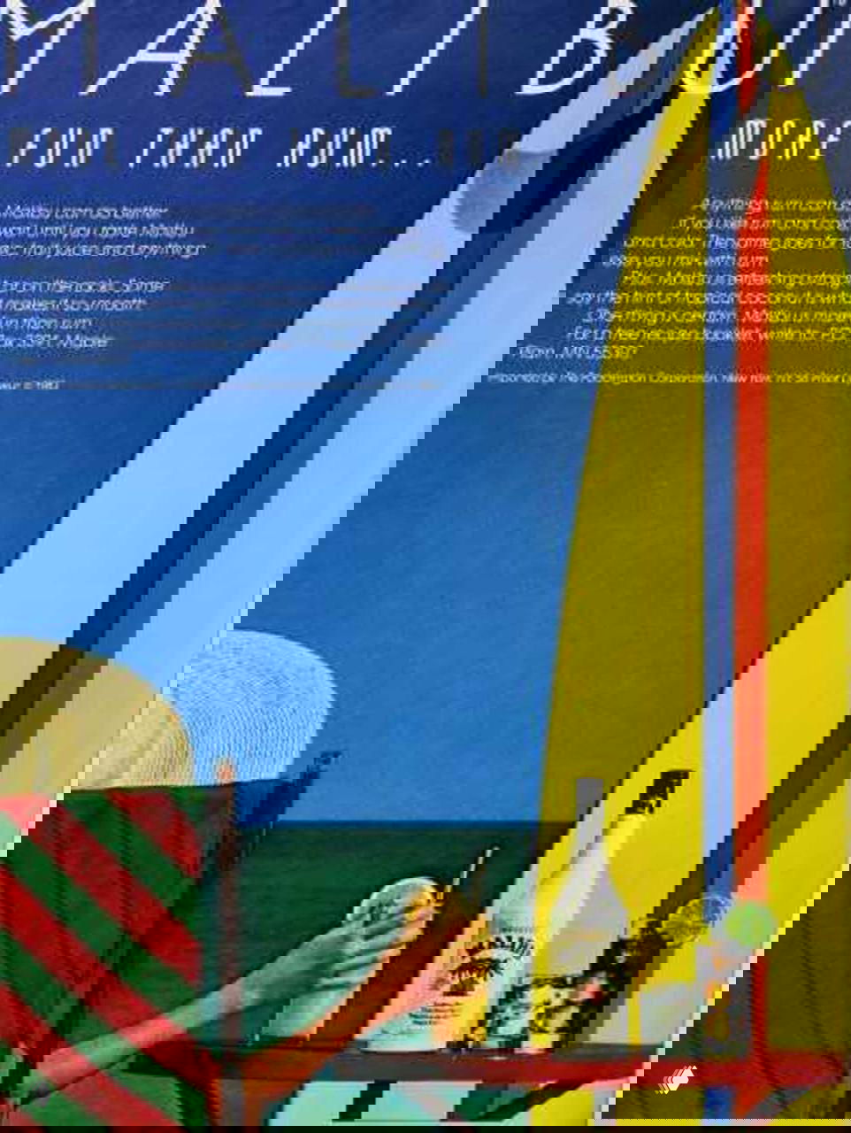 Яркий плакат Malibu: белая бутылка и коктейль на фоне цветных серфбордов и синего неба — летняя реклама рома/ликёра 1980‑х.