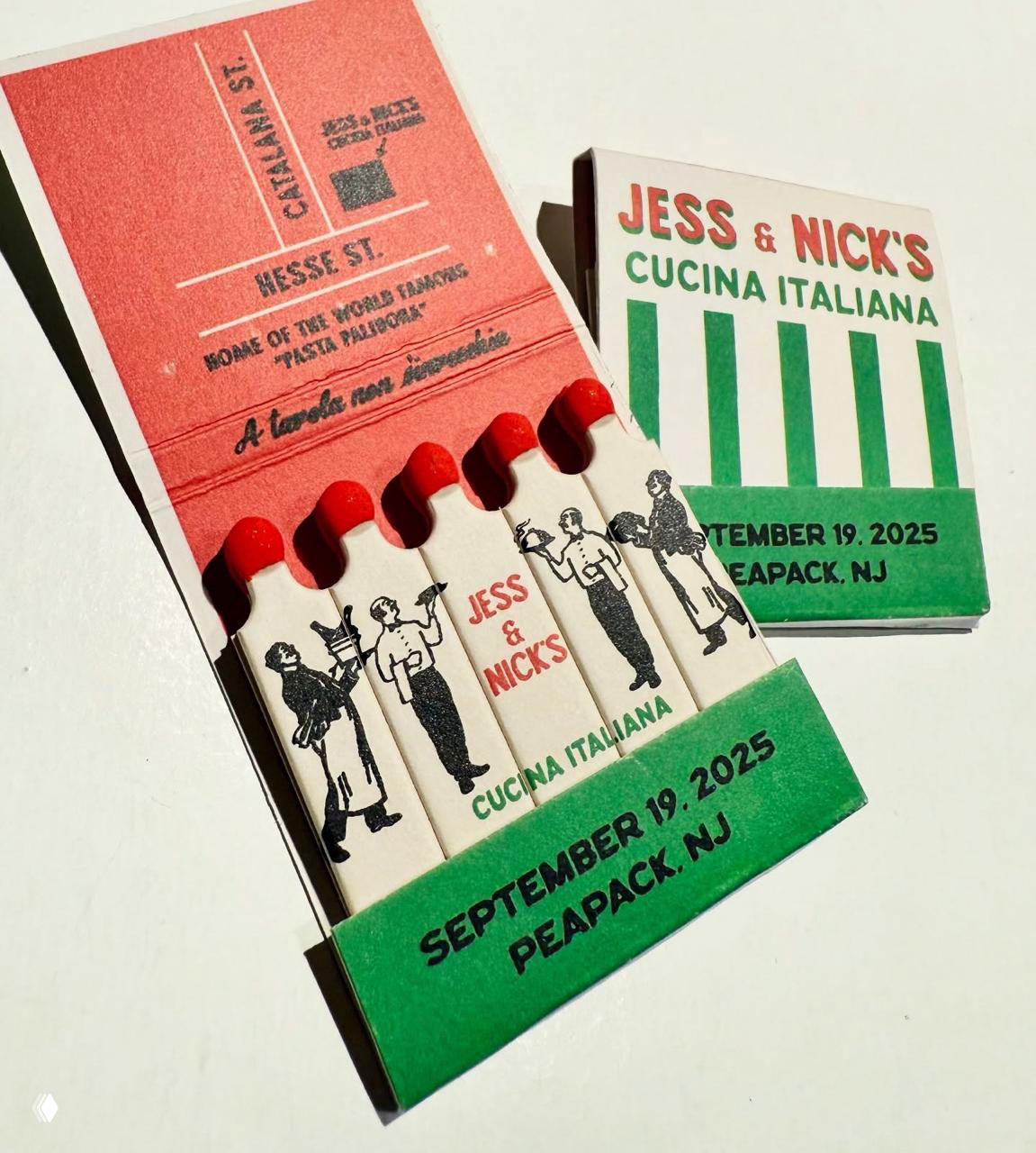 Коробка 'Jess & Nick's' в зелёно-красной гамме: раскрытая упаковка и пять спичек с иллюстрациями официантов и красными головками.