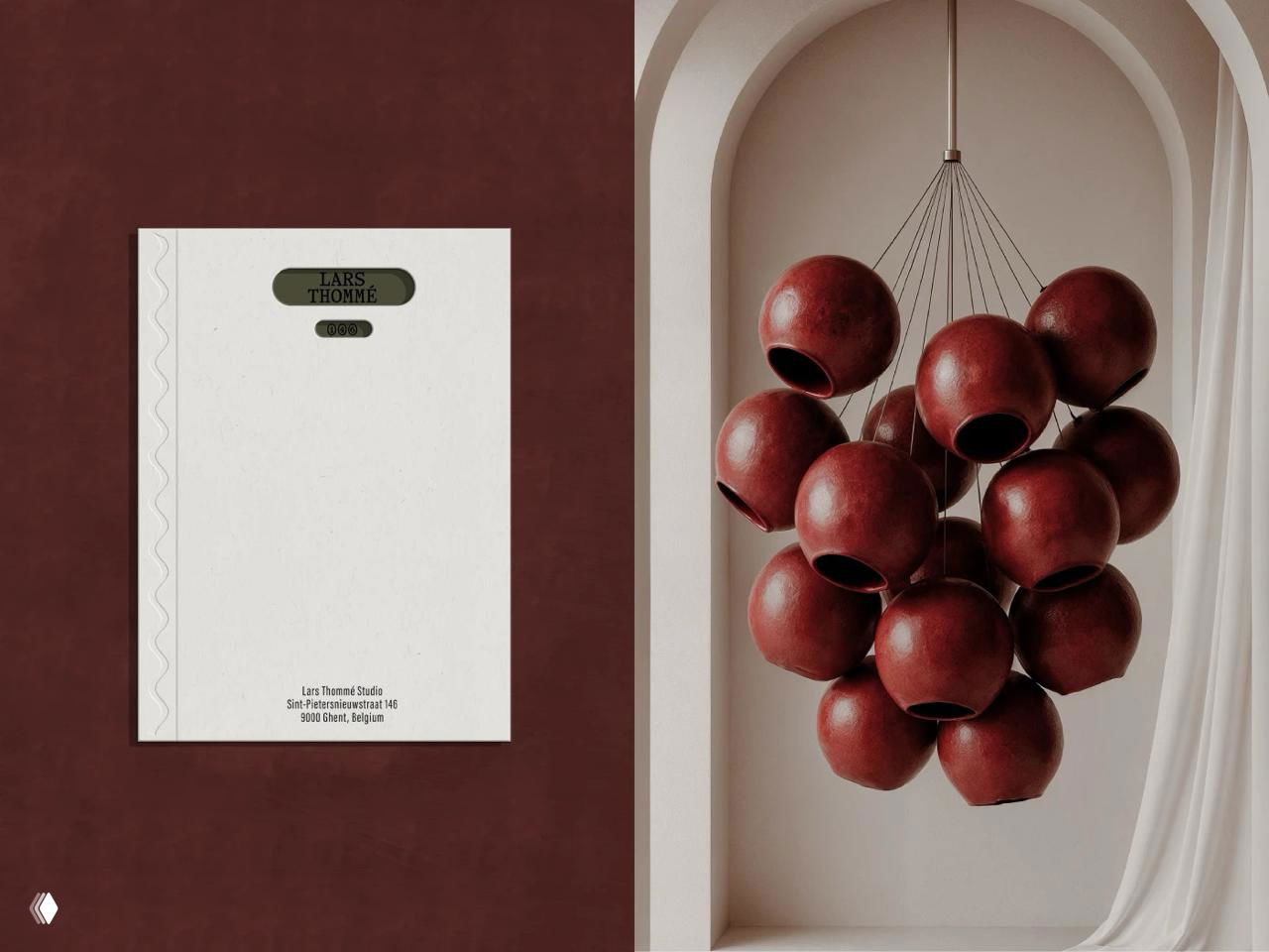 Диптих: слева минималистичная белая карточка с логотипом LARS THOMÉ на бордовом фоне, справа подвесная люстра из красных керамических сфер в нише.