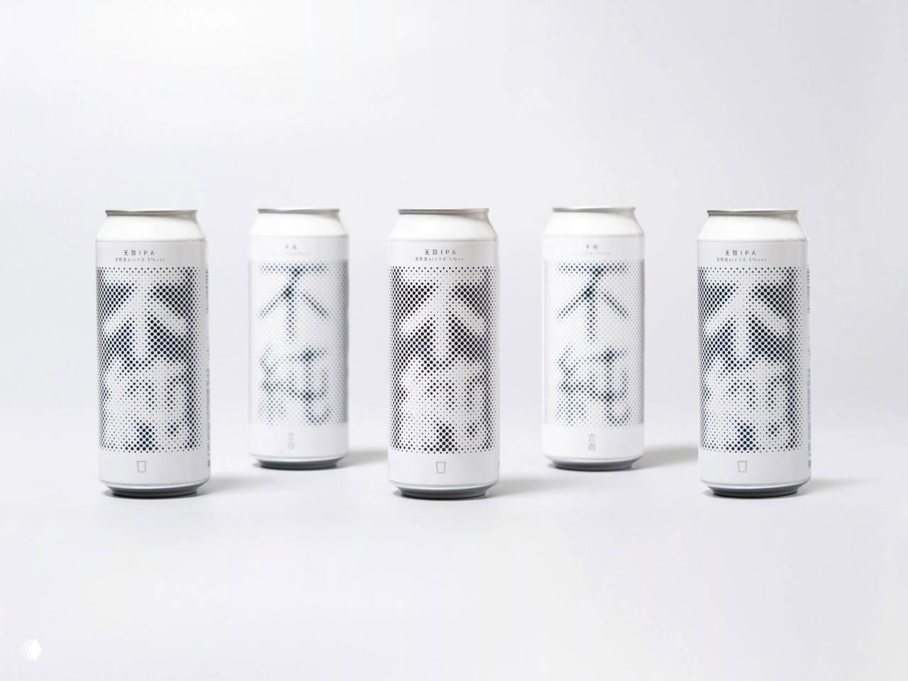 Ряд высоких белых банок в минималистичной съёмке: растровые точки создают размытые иероглифы, композиция в светлой студийной палитре