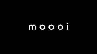 Белый логотип «moooi» на чёрном фоне — крупный минималистичный фирменный знак в центре кадра, контрастный и лаконичный.