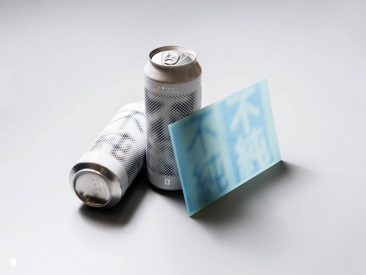 Набор из банок и печатной пластины: голубоватая прозрачная форма показывает, как растр придаёт образ иероглифа в полиграфии и на банке