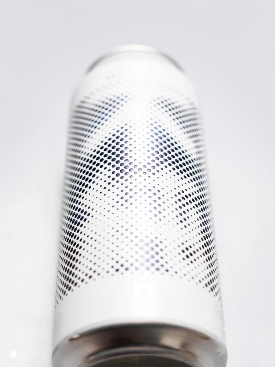 Вертикальный вид банки в перспективе: точки растра выстраиваются в симметричный геометрический рисунок, подчёркивая минималистичный дизайн