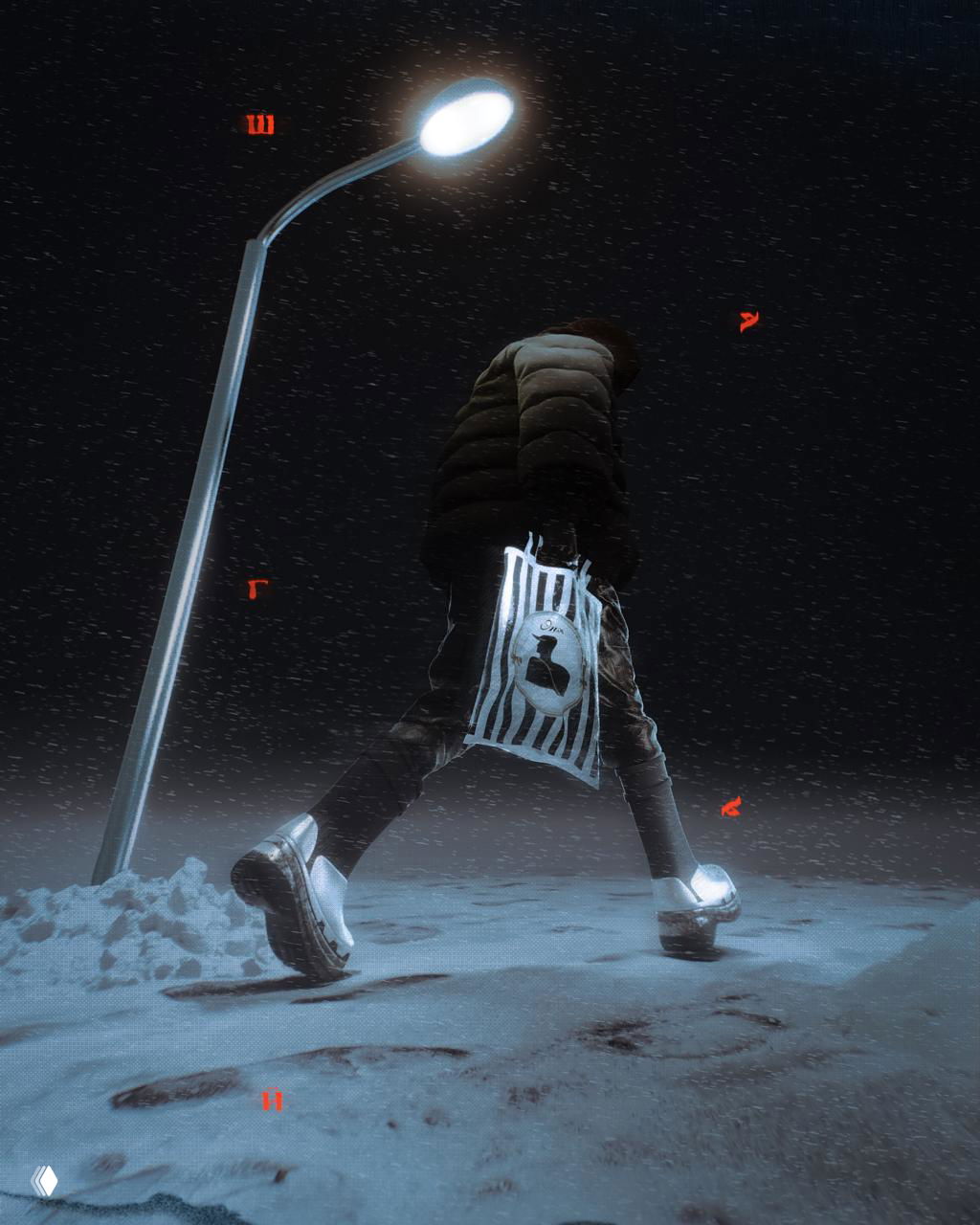 Сцена в ночном снегопаде: фигура в пуховике идёт под фонарём, сумка в полоску и отчётливые следы на снежной дороге.