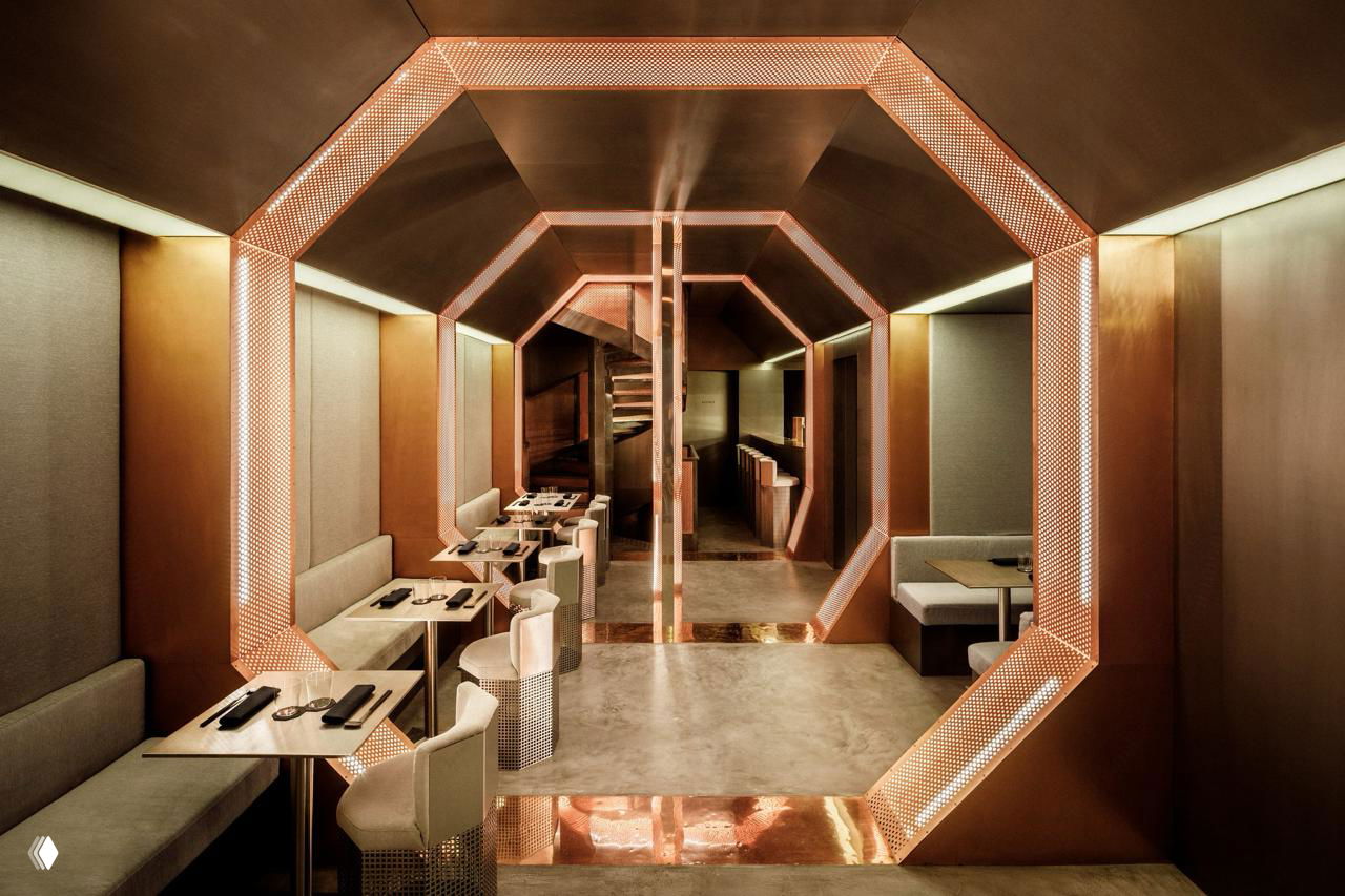Интерьер ресторана с рядом повторяющихся восьмиугольных арок, отражениями и тёплой подсветкой; минималистичная трёхэтажная планировка и архитектурная идея бренда