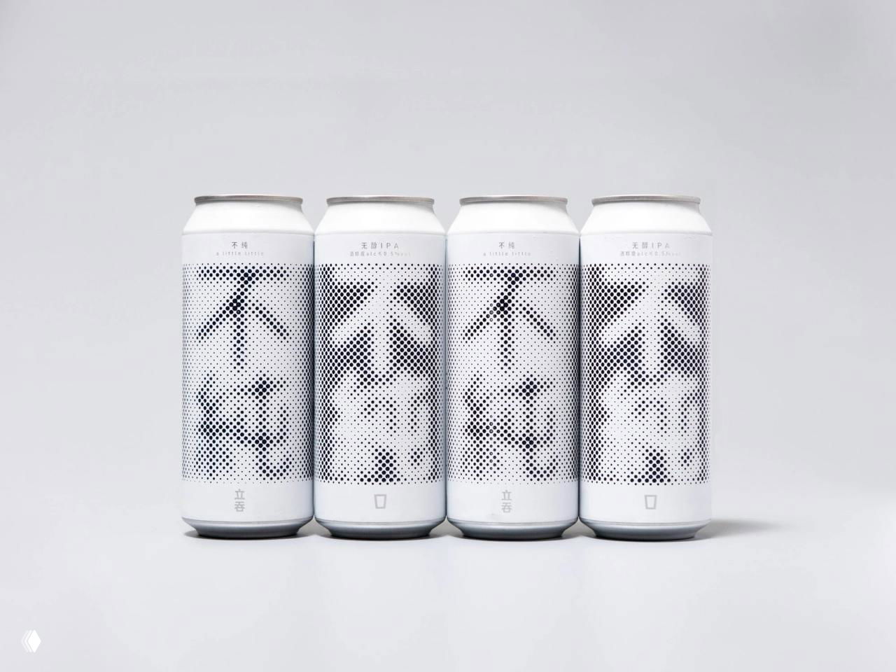 Четыре банки в ряд на нейтральном фоне: одинаковый минималистичный стиль, растровые иероглифы читаются при совместном расположении изделий