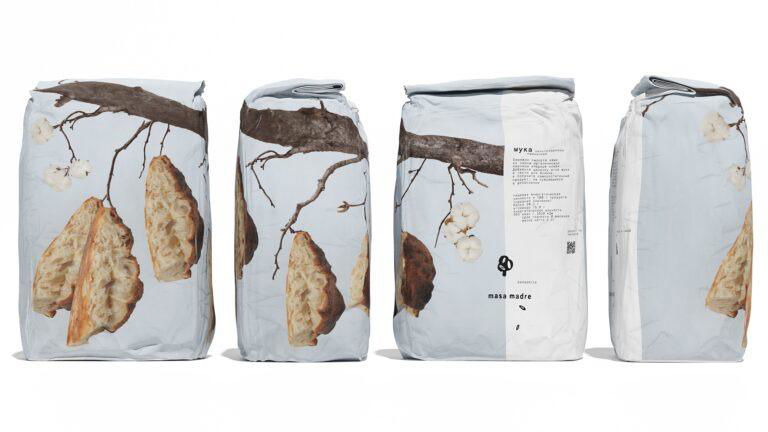 Четыре бумажных пакета с различными ракурсами принта: на некоторых видны срезы хлеба, на других — целые булочки, выполненные в нежной палитре.