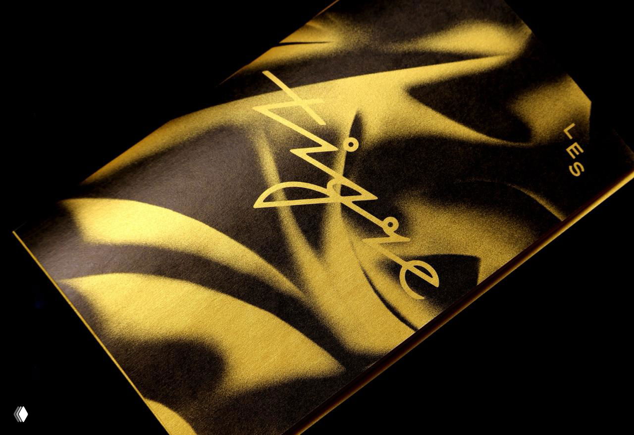 Бликованная золотая обложка с тигровыми мотивами и логотипом Tigre; текстура фольги и абстрактные тени создают гламурную атмосферу.