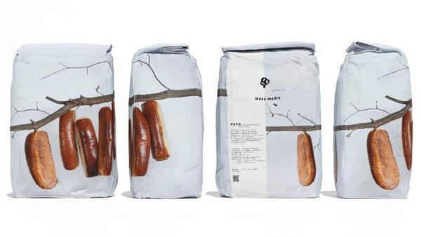 Четыре пакета с изображением рулетов или батонов, графика продолжает линию ветки — фотография демонстрирует модульность композиции на упаковке.