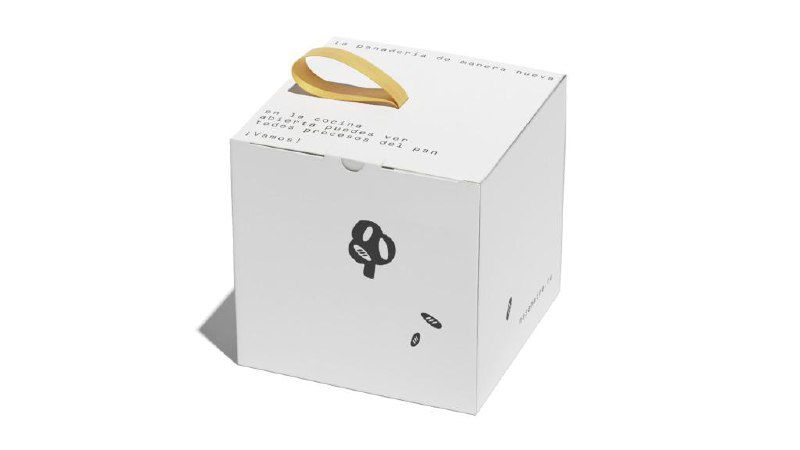 Фирменный набор упаковочных элементов: стаканы, пакеты и коробки с логотипом и лаконичной графикой, показывающий айдентику бренда в приложениях.