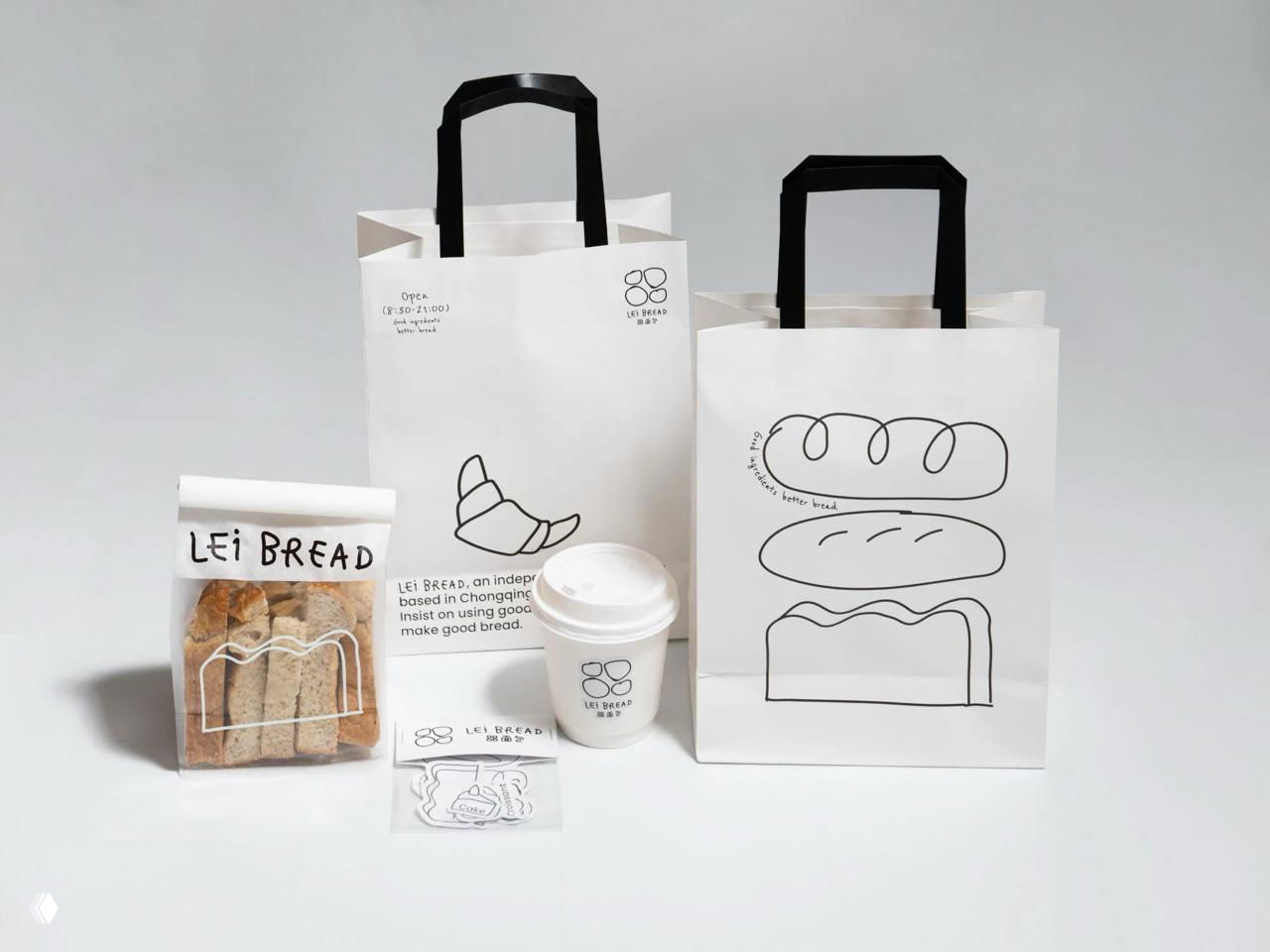 Несколько бумажных пакетов и стаканчиков Lei Bread в студийной композиции: одинаковая минималистичная графика на разной упаковке для демонстрации системы айдентики.