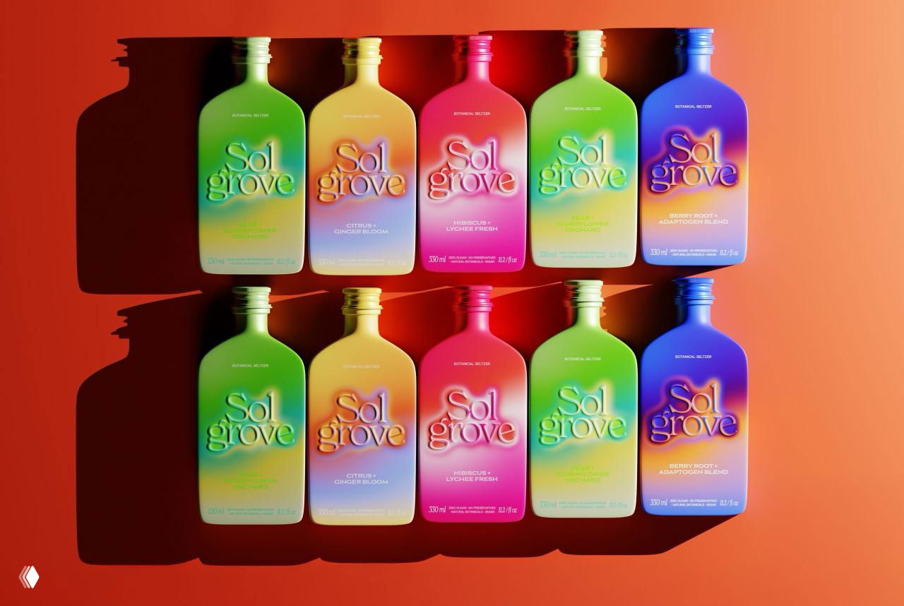 Фронтальная фотография одной бутылки Sol Grove на монохромном жёлтом фоне, подчёркивающая градиентный переход и тиснёный логотип