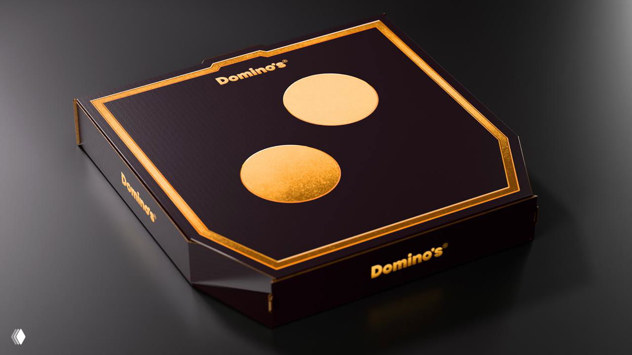 Чёрная премиальная коробка Domino’s с золотыми акцентами и минимальным декором, демонстрирующая вариативность брендинга для разных линеек продукта.