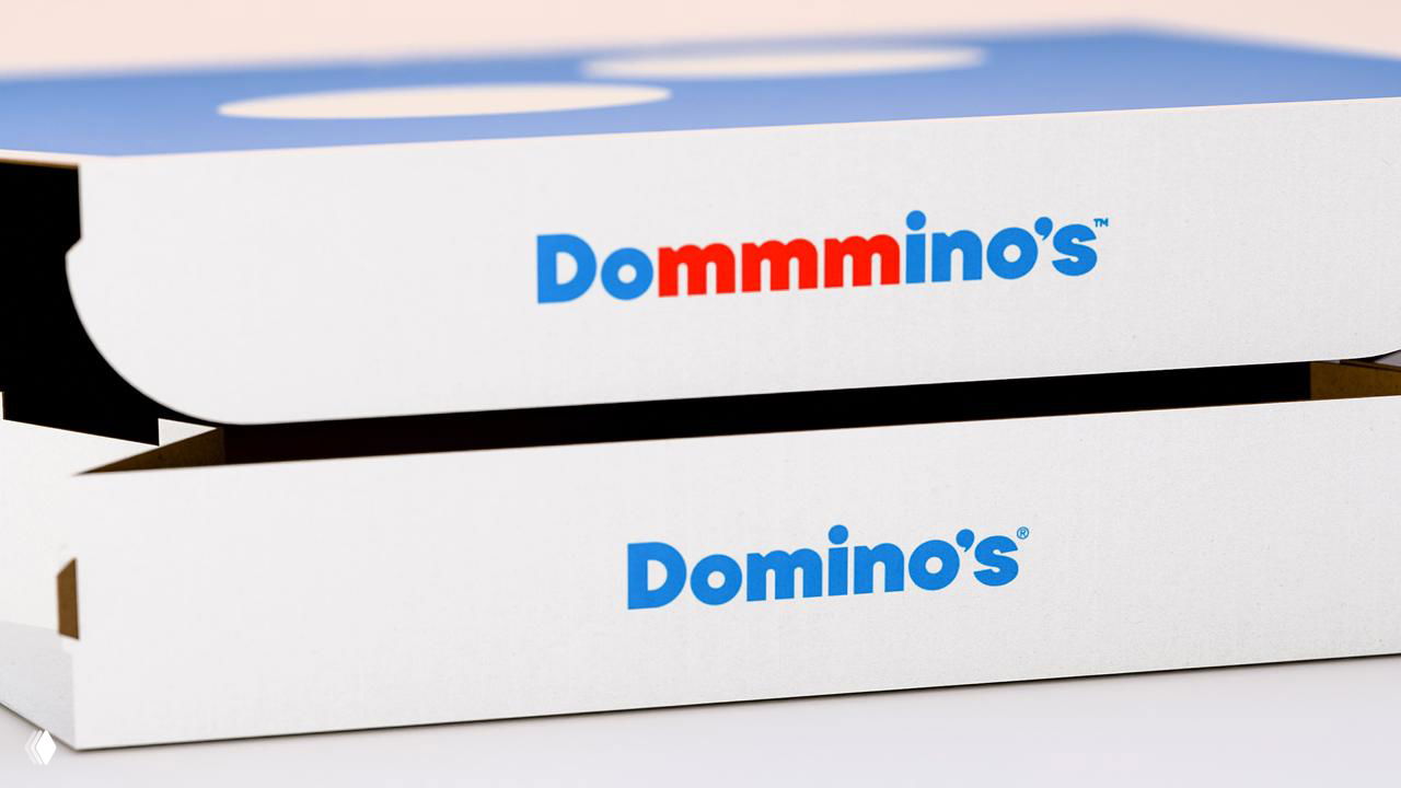 Крупный план боковой части коробки с логотипом Domino’s в новой типографике, съёмка подчёркивает чистоту и чёткость шрифта и цвета.