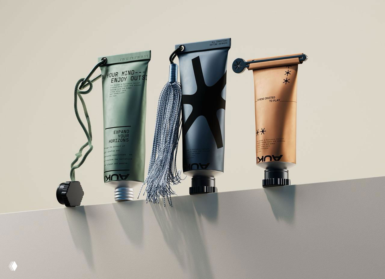 Ряд тюбиков AUKI разных цветов с шнурками и декоративными крышками на нейтральном фоне, подчёркнута идея аксессуара и outdoor‑эстетики продукта.