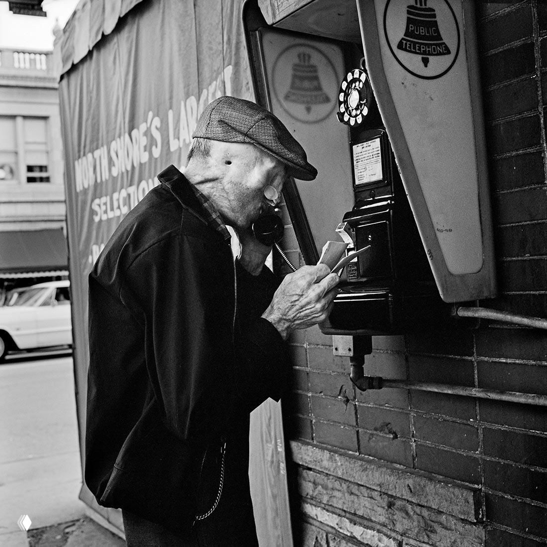 Мужчина у уличного таксофона в городской среде середины XX века — характерная текстура пленочной фотографии Майер.