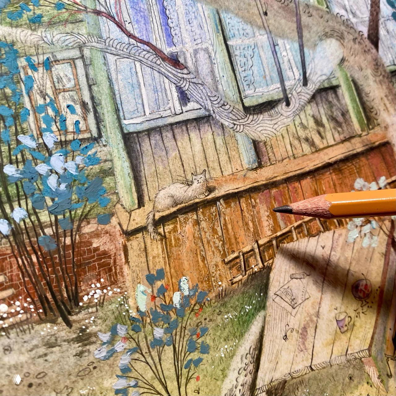 Крупный план рабочего процесса: острый карандаш рядом с изображением кота на заборе и деревянным домом, детальная штриховка и цветовые акценты.