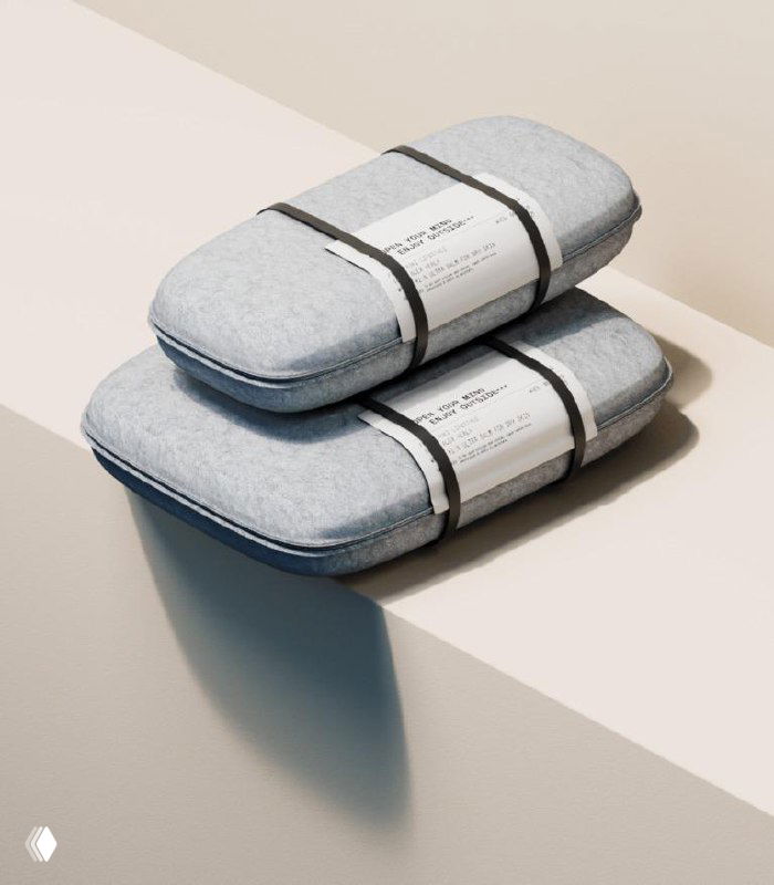 Две компактные войлочные коробочки с аккуратными этикетками AUKI, положенные одна на другую на светлой поверхности в минималистичной стилистике упаковки бренда.