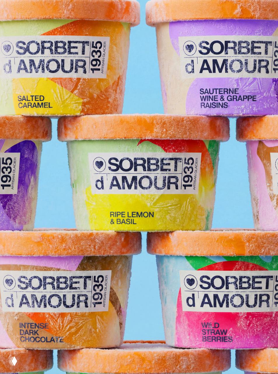 Несколько стаканчиков мороженого Sorbet d'Amour в стопке, заметны замороженные края, яркая палитра и фактурный логотип на каждой упаковке.