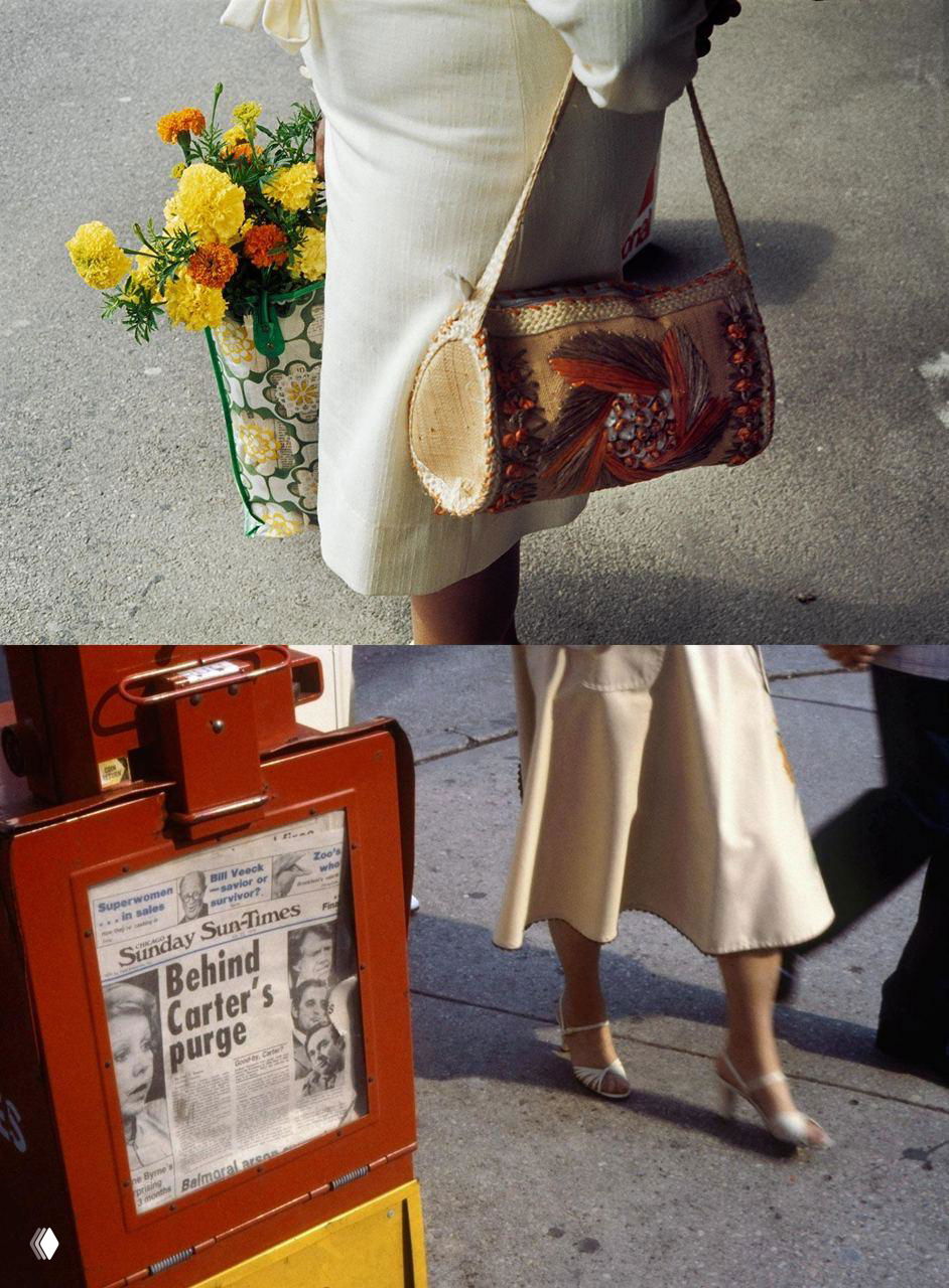 Цветные фрагменты городской жизни: сумка с цветами, объявления и ноги прохожих — цветная палитра поздних работ Майер.