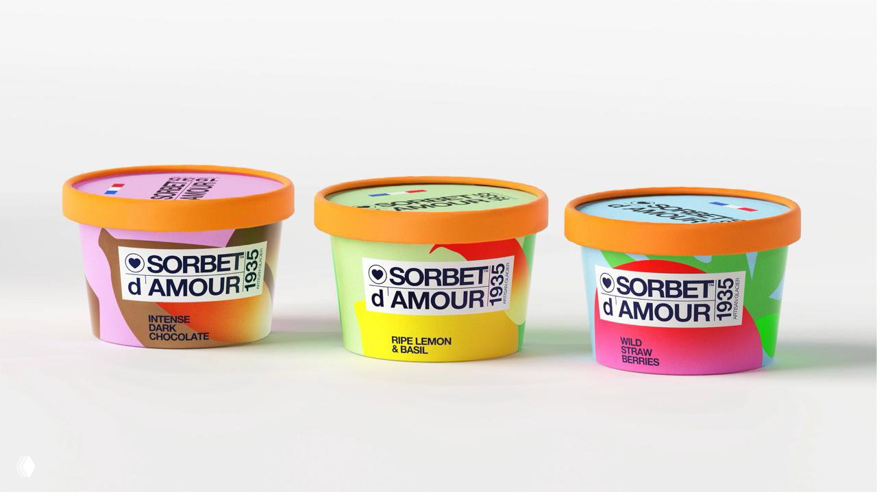 Три разноцветных стаканчика Sorbet d'Amour на белом фоне, разные палитры и графические формы показывают вариативность фирменного стиля упаковки.