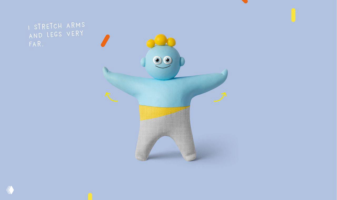 Светло-голубой глиняный персонаж с руками в стороны на пастельном фоне; изображение показывает растяжку и подчёркивает текстуру глины и мягкие тени.