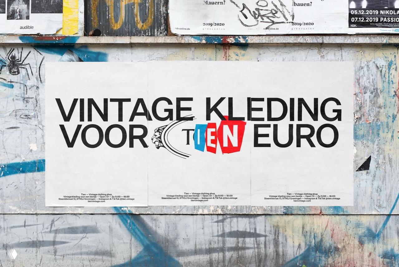 Постер на битой стене с крупной надписью VINTAGE KLEDING VOOR и коллажированной вставкой Tien в центре, пример наружной рекламы айдентики.