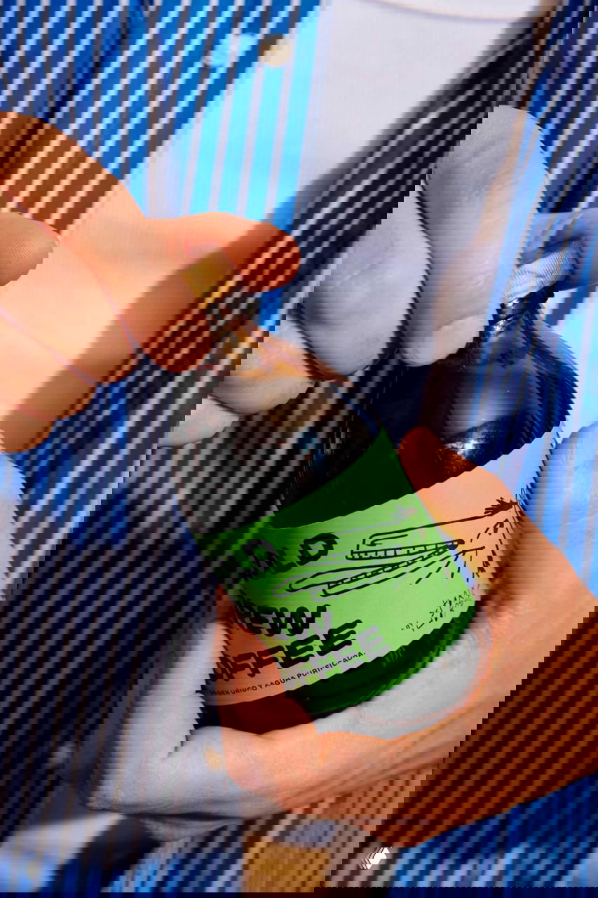 Бутылка cold brew с зелёной этикеткой Story Horse: на этикетке изображён маскот‑конь и крупный контрастный текст о напитке.