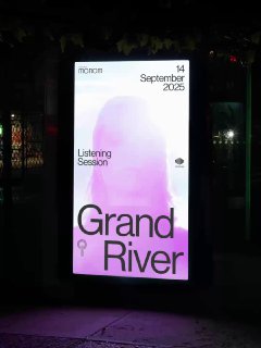 Светящаяся цифровая витрина с крупным плакатом Grand River — пример ночного применения анимированной и адаптивной графики фестиваля Spatial.