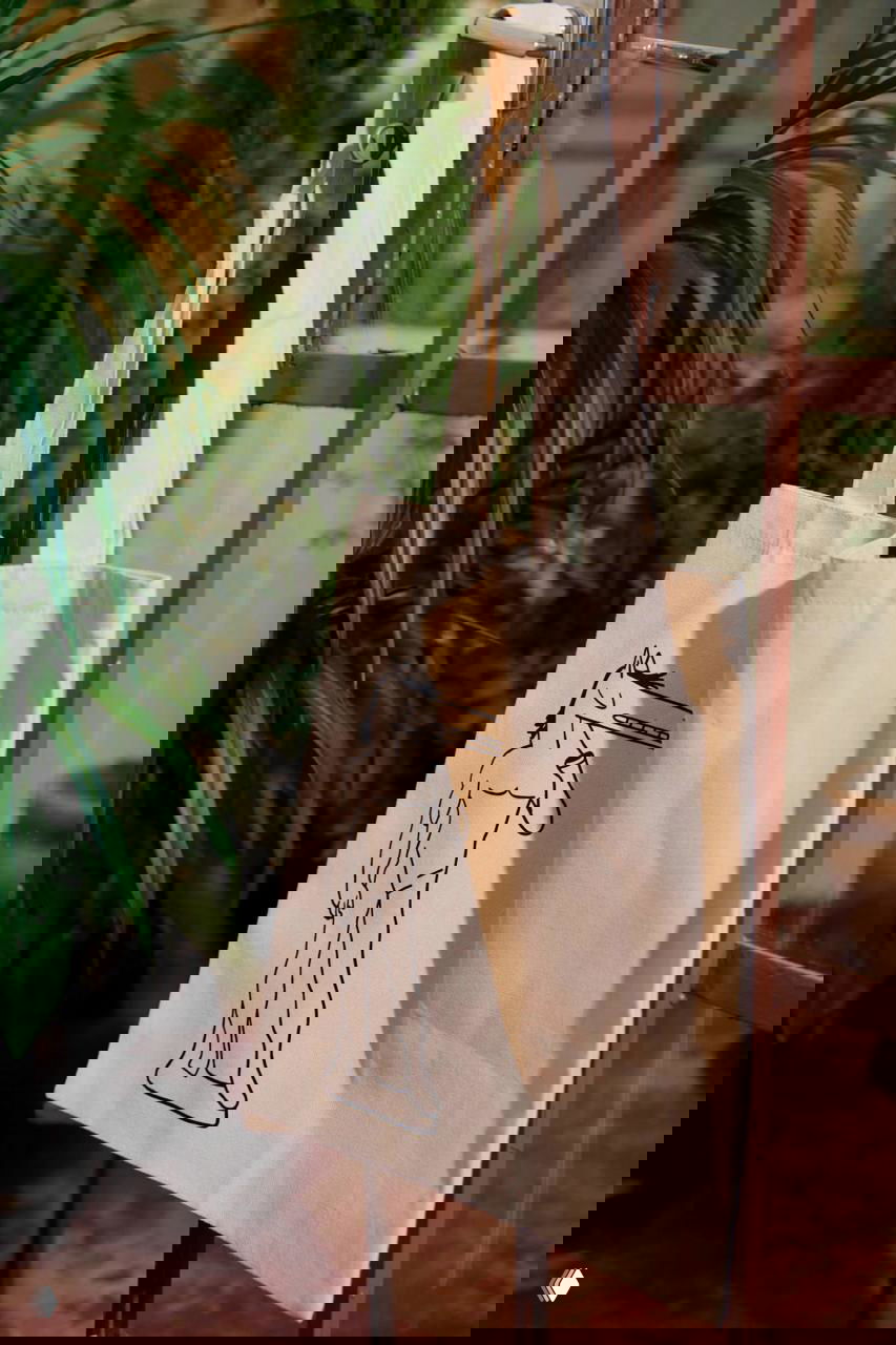 Текстильная сумка с принтом Story Horse: линейный конь в стиле скетча нанесён на бежевый холщовый материал, демонстрация мерча.