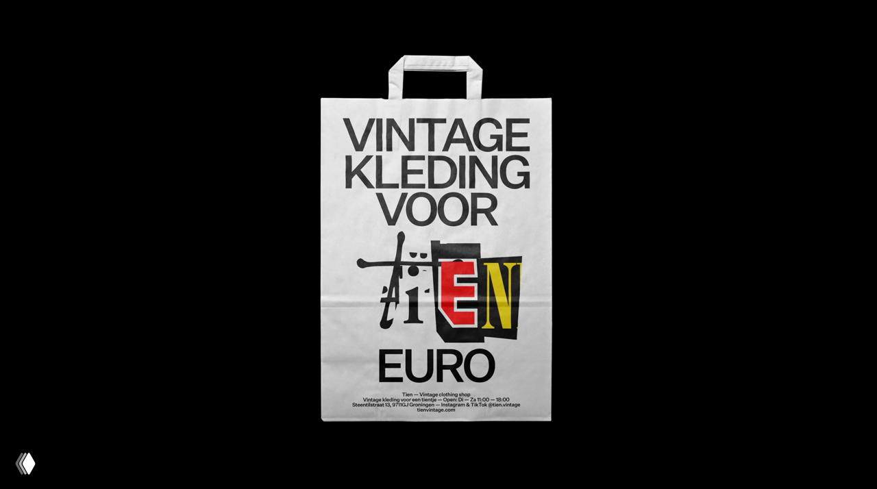 Белый бумажный пакет на чёрном фоне с крупной типографикой VINTAGE KLEDING VOOR и коллажированным элементом TIEN — применение айдентики на упаковке.