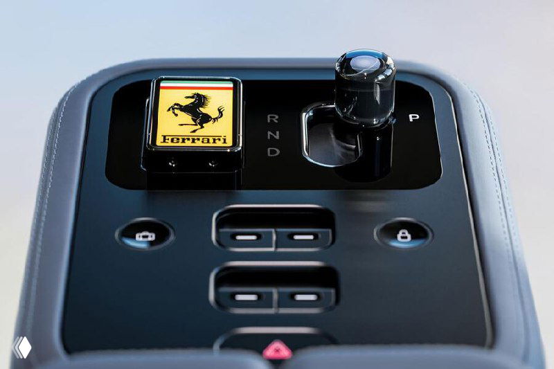 Фрагмент центральной панели Ferrari Luce с видимым логотипом и селектором передач: сочетание физических элементов управления и премиальной отделки.