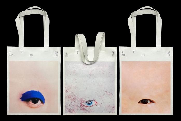 Три сумки-торбы с напечатанными крупными изображениями глаз — мерч и носители визуальной айдентики форума.