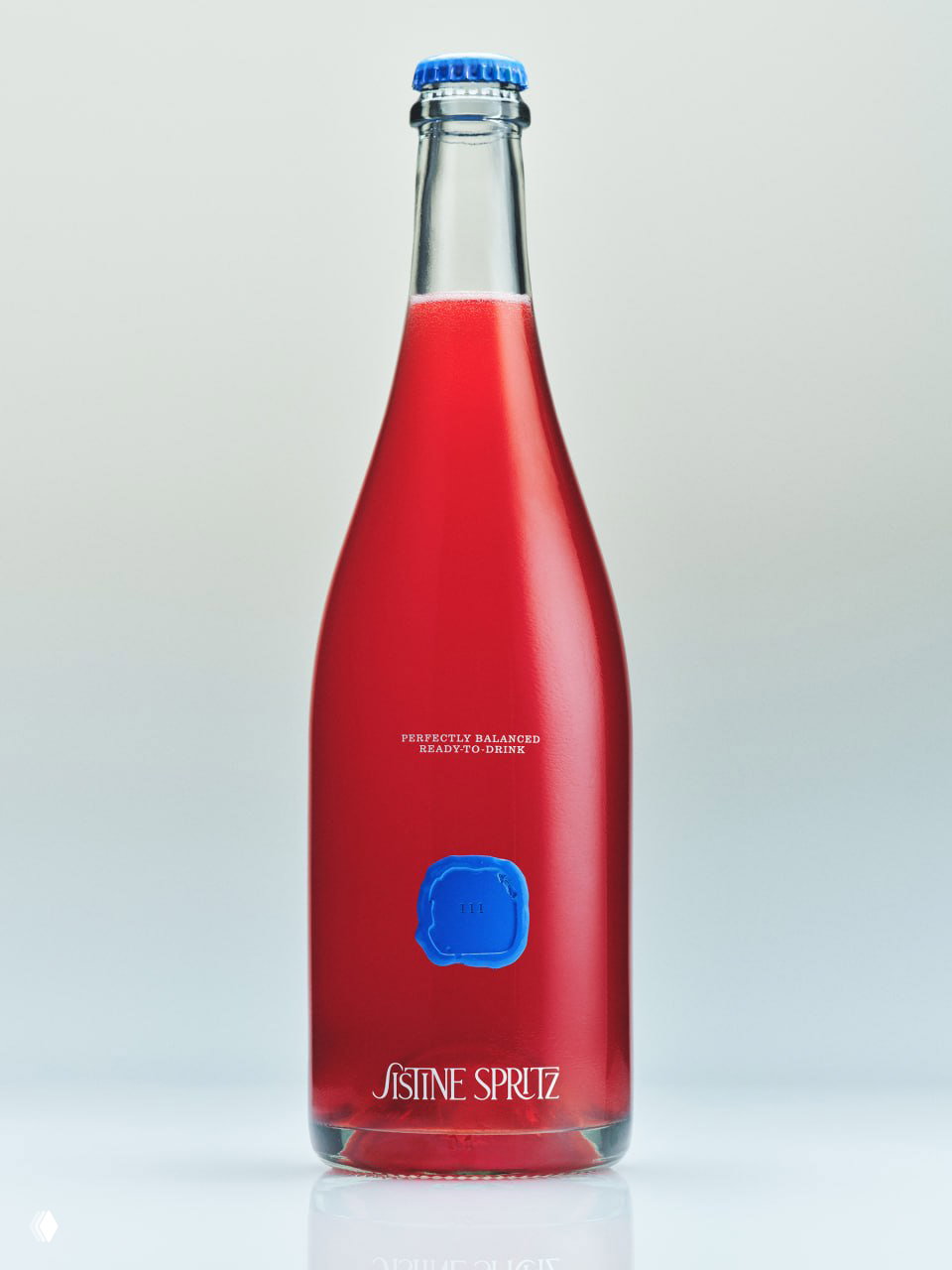 Отдельная крупная композиция одной бутылки Sistine Spritz: прозрачное горлышко, насыщенно‑красный напиток и синяя крышка сверху