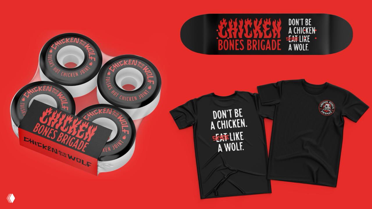 Мерч и скейтборды бренда: колёса, дек и чёрные футболки с логотипами и слоганами, показ применения графики в промопродукции.