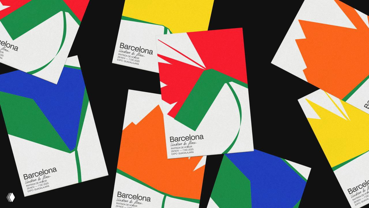 Коллаж из квадратных постеров с яркими графическими цветами‑книгами на чёрном фоне — вариант айдентики книжной ярмарки в крупном плане.