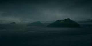 Туманный морской пейзаж: тёмная гладь воды, рассеянный туман и силуэты нескольких островов — атмосферный кадр из заставки сериала.