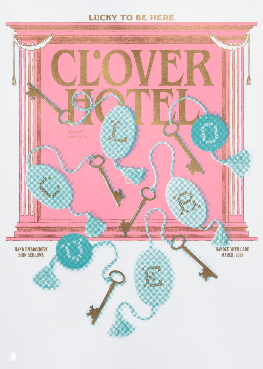 Плакат 'CLOVER HOTEL' в нежно‑розовых и бирюзовых тонах с иллюстрацией ключей и декоративной типографикой — текстильная фактура и пастель.