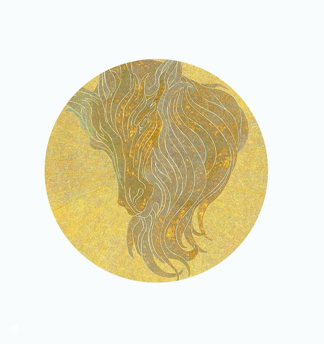 Круглые золотые пластины — вариации авторских рисунков: плавные линии, текстура кисти и блеск металлика, демонстрация материала и техники Posca.