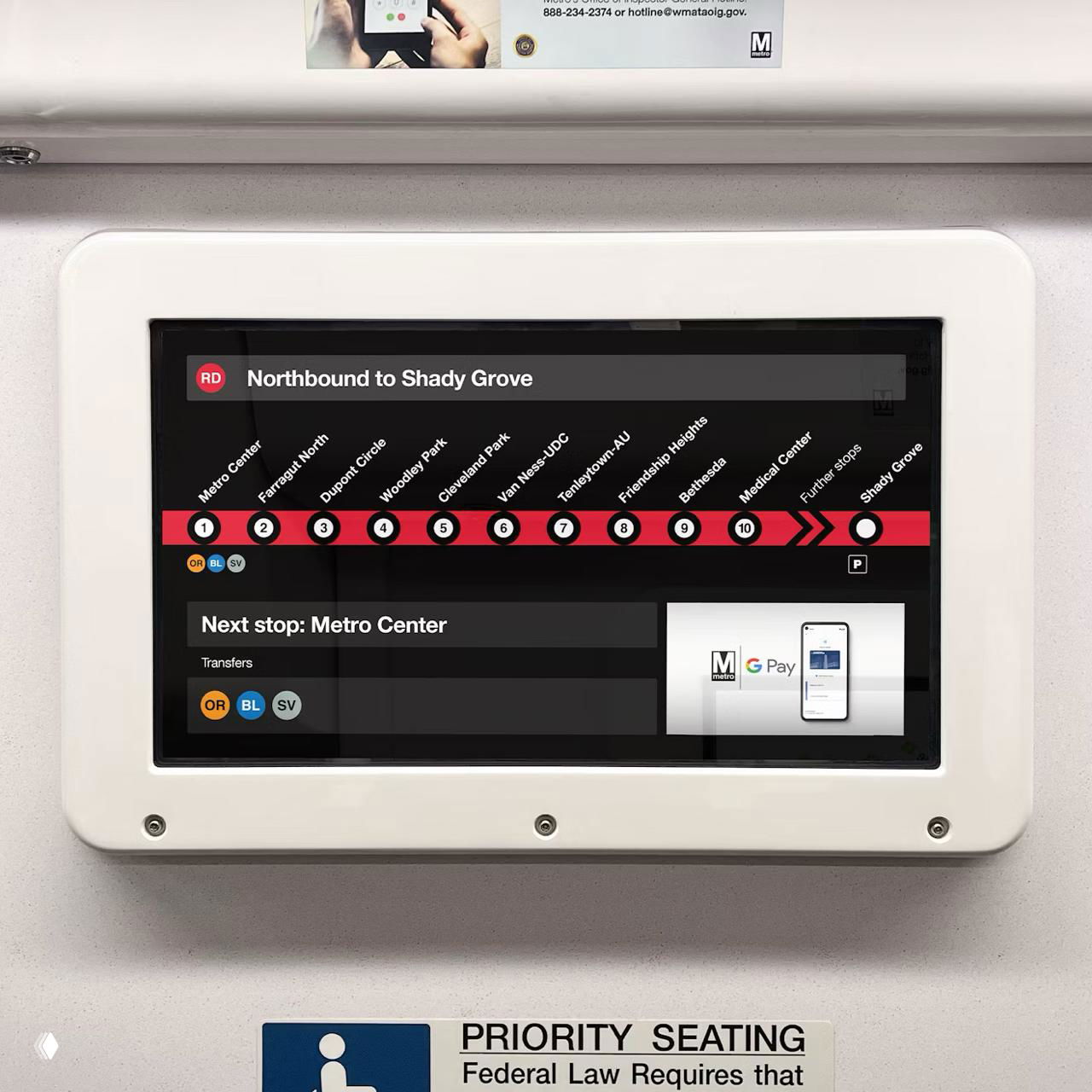 Горизонтальный экран в салоне поезда с линейной диаграммой маршрута «Northbound to Shady Grove» и блоком следующей станции.