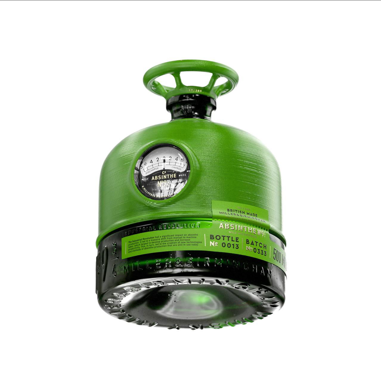 Зелёная бутылка-«баллон» для абсента на белом фоне; видна рифлёная 3D-текстура, этикетка и встроенный круглый прибор в фасаде изделия.
